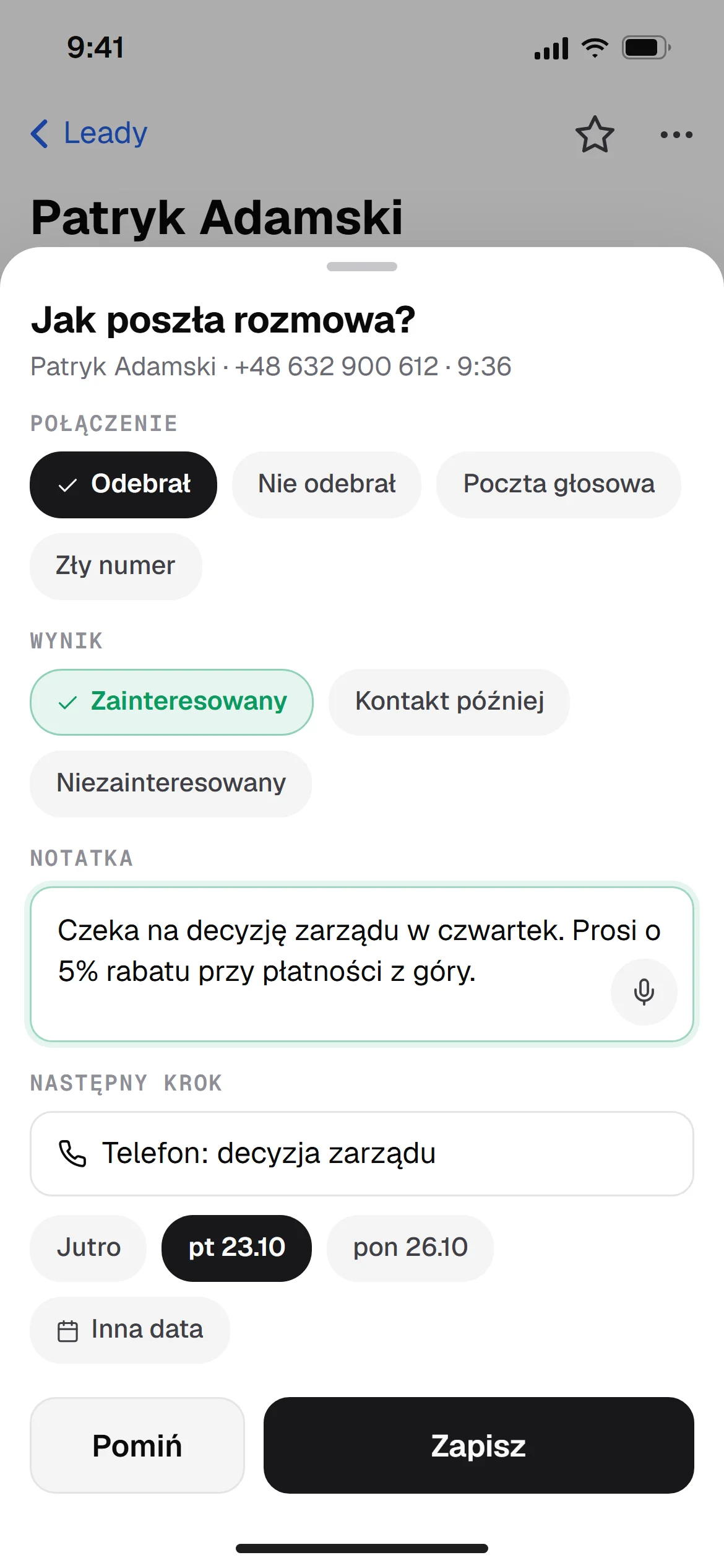 Ekran po rozmowie na telefonie: wynik połączenia, notatka i następny krok z wyborem daty.