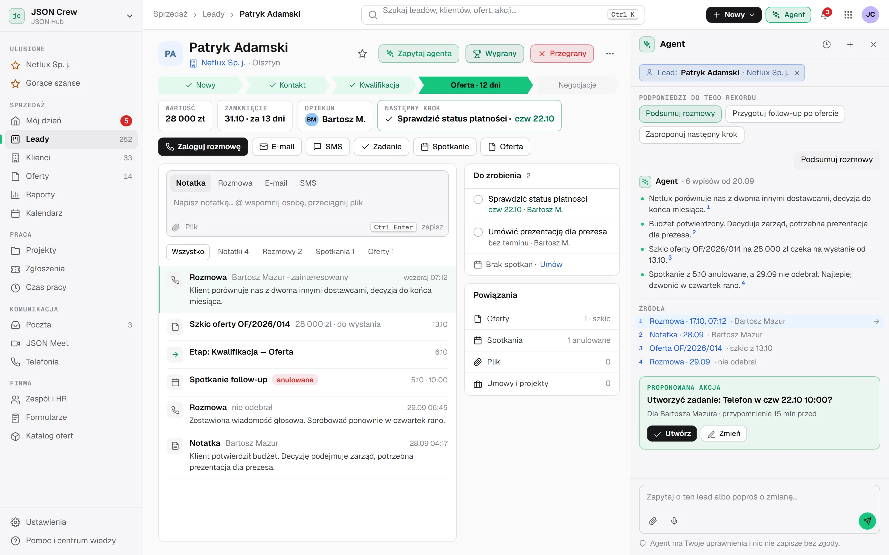 Karta leada z otwartym panelem agenta AI: podpowiedzi „Podsumuj rozmowy”, „Przygotuj follow-up po ofercie” i „Zaproponuj następny krok”, odpowiedź z punktami i źródłami oraz proponowana akcja „Utworzyć zadanie” z przyciskami Utwórz i Zmień.